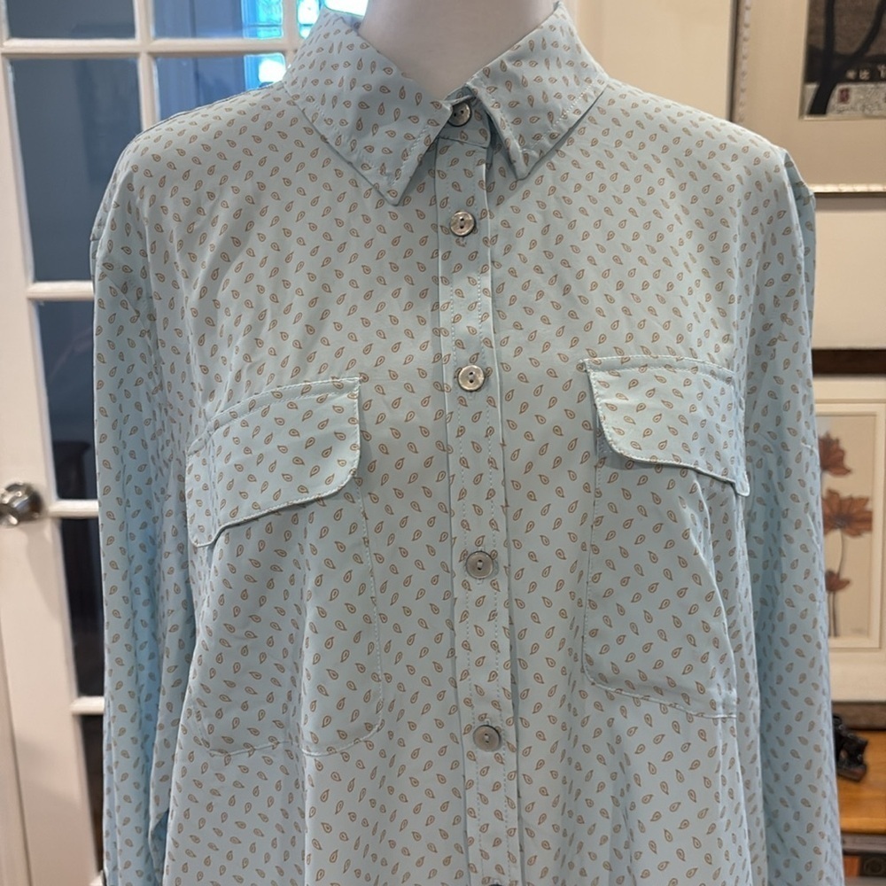 Lands End women’s button down shirt. Poly/Spandex blend.  Size L - Picture 2 of 7